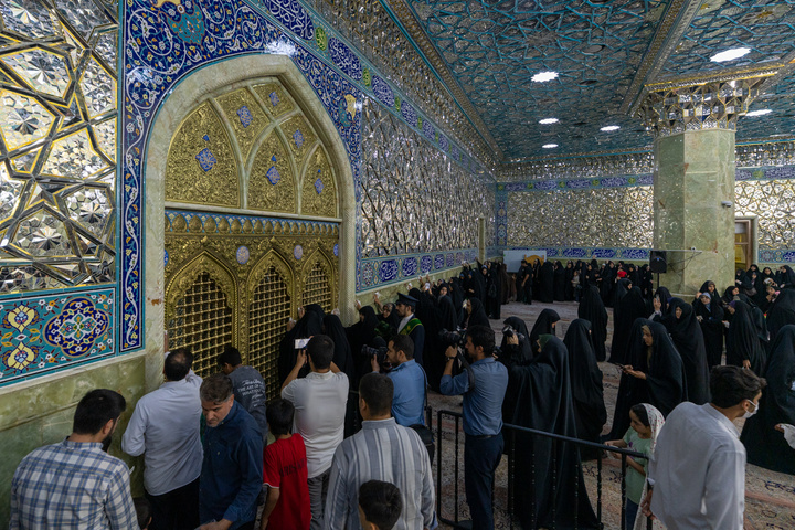 آیین غبارروبی حرم مطهر بانوی کرامت با حضور خبرنگاران قم