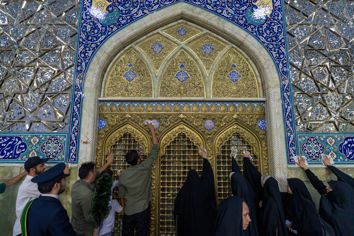 آیین غبارروبی حرم مطهر بانوی کرامت با حضور خبرنگاران قم