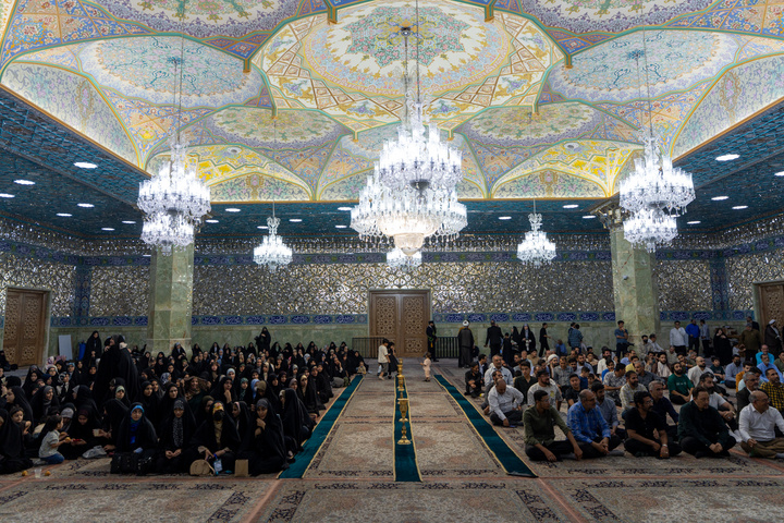 آیین غبارروبی حرم مطهر بانوی کرامت با حضور خبرنگاران قم