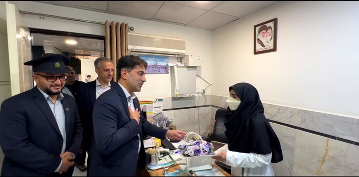 اهدای گل و تقدیر از پزشکان دارالشفا و دانشگاه علوم پزشکی قم به مناسبت روز پزشک
