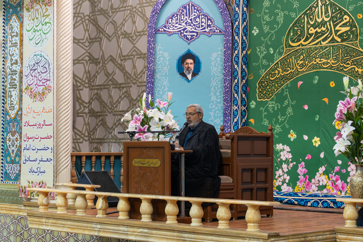 دومین شب از جشن‌های هفته وحدت در حرم بانوی کرامت