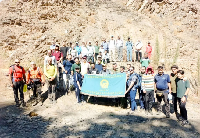 کوهپیمایی کارکنان آستان قدس رضوی در مسیر سلامت و همدلی