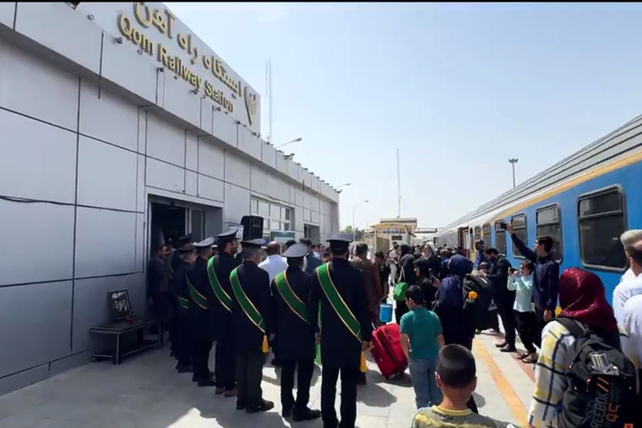 استقبال خادمان حرم بانوی کرامت از زائران خراسانی