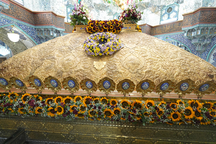 گل‌آرایی ضریح مطهر حضرت معصومه(س) در سالروز ورود ایشان به قم
