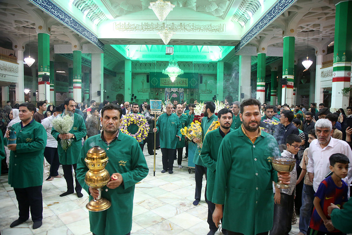گل‌آرایی ضریح مطهر حضرت معصومه(س) در سالروز ورود ایشان به قم
