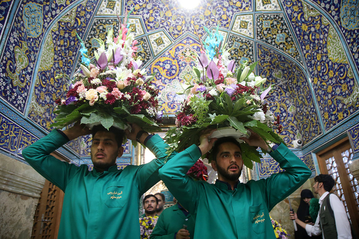 گل‌آرایی ضریح مطهر حضرت معصومه(س) در سالروز ورود ایشان به قم