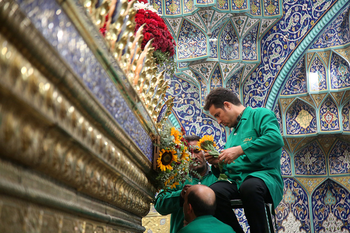 گل‌آرایی ضریح مطهر حضرت معصومه(س) در سالروز ورود ایشان به قم