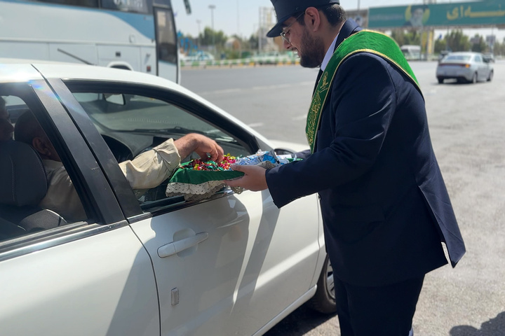استقبال سفیران کریمه اهل بیت(س) از مسافران قم در سالروز ورود بانوی کرامت به این شهر