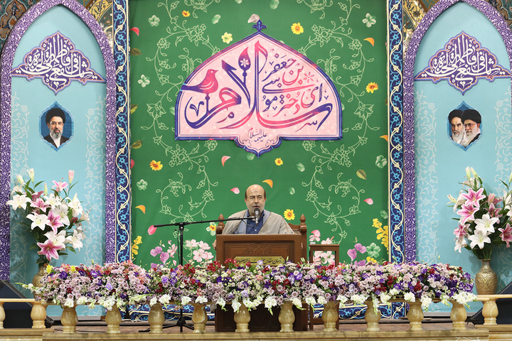 جشن ظهر سالروز ورود بانوی کرامت به قم در حرم مطهر