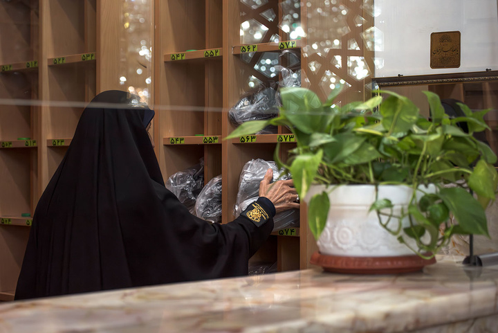 خدمت در حریمی که خاک آستانش تاج افتخار است