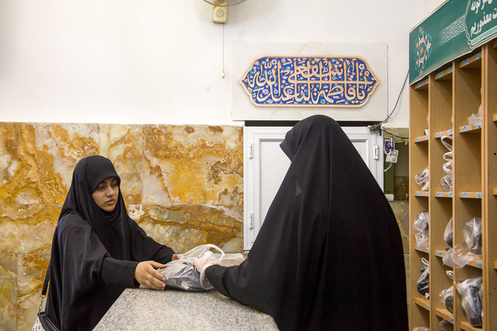 خدمت در حریمی که خاک آستانش تاج افتخار است