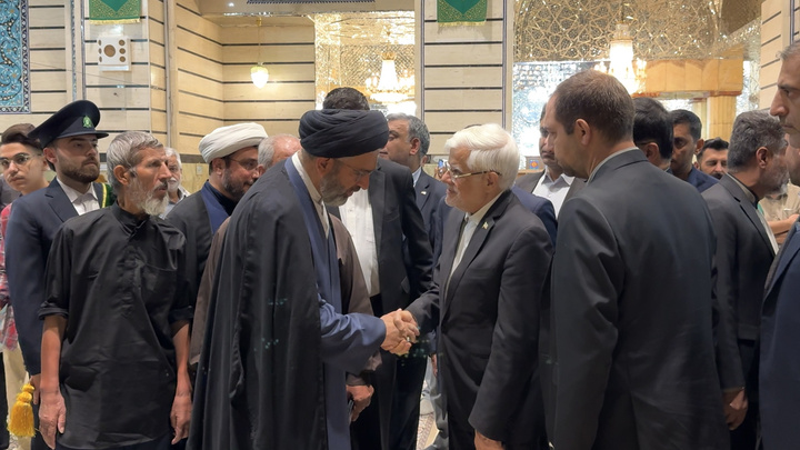 معاون اول رئیس‌جمهور به زیارت حرم بانوی کرامت مشرف شد