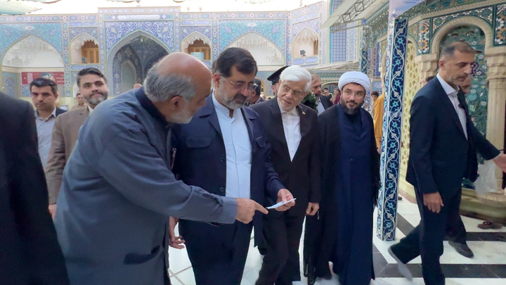 معاون اول رئیس‌جمهور به زیارت حرم بانوی کرامت مشرف شد