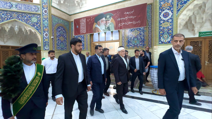 معاون اول رئیس‌جمهور به زیارت حرم بانوی کرامت مشرف شد