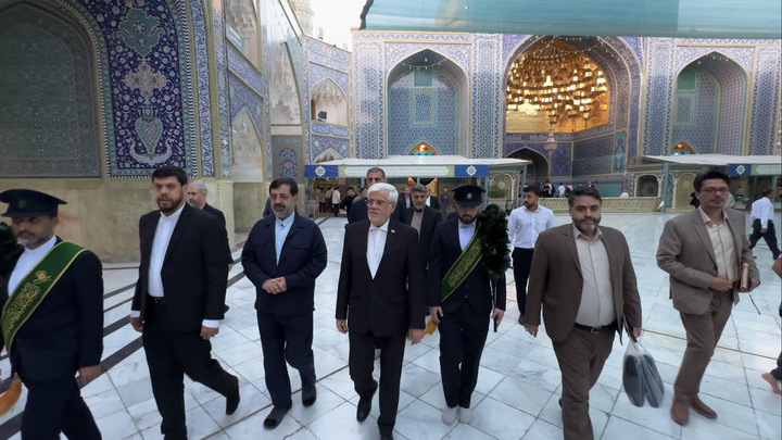 معاون اول رئیس‌جمهور به زیارت حرم بانوی کرامت مشرف شد