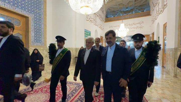 معاون اول رئیس‌جمهور به زیارت حرم بانوی کرامت مشرف شد