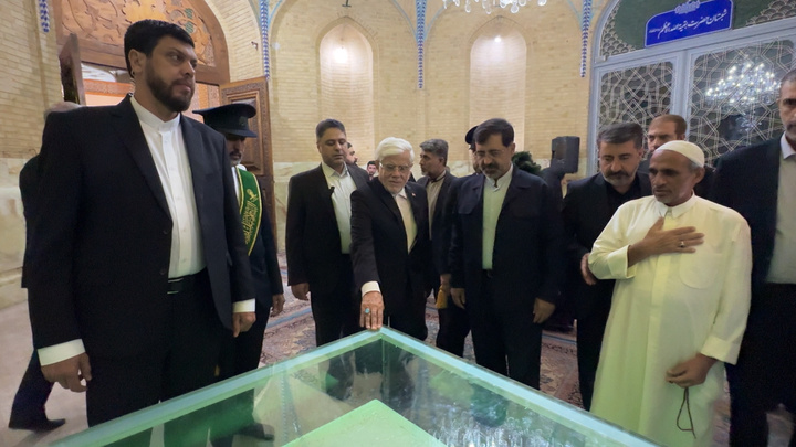 معاون اول رئیس‌جمهور به زیارت حرم بانوی کرامت مشرف شد