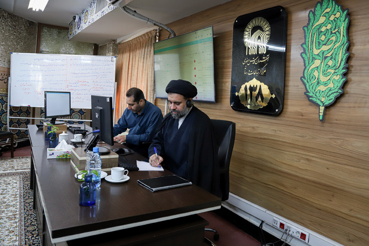 پاسخگویی تلفنی مدیر مرکز قرآن کریم آستان قدس رضوی به مخاطبان سامانه ۱۳۸