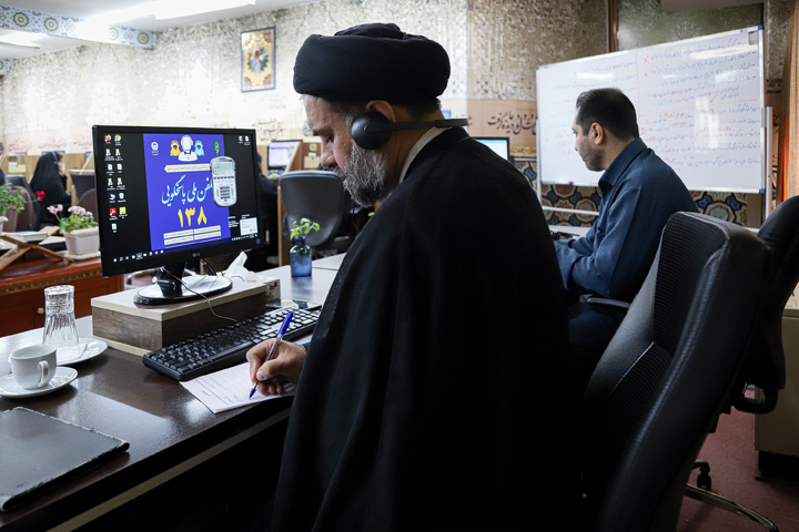 پاسخگویی تلفنی مدیر مرکز قرآن کریم آستان قدس رضوی به مخاطبان سامانه ۱۳۸