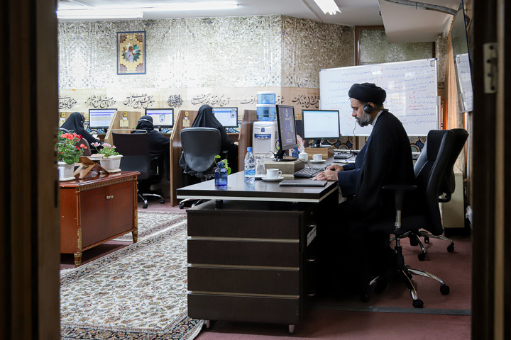 پاسخگویی تلفنی مدیر مرکز قرآن کریم آستان قدس رضوی به مخاطبان سامانه ۱۳۸