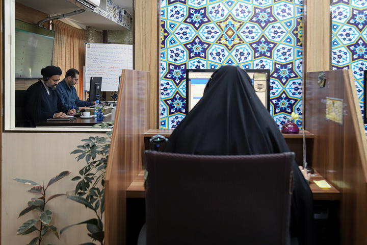 پاسخگویی تلفنی مدیر مرکز قرآن کریم آستان قدس رضوی به مخاطبان سامانه ۱۳۸