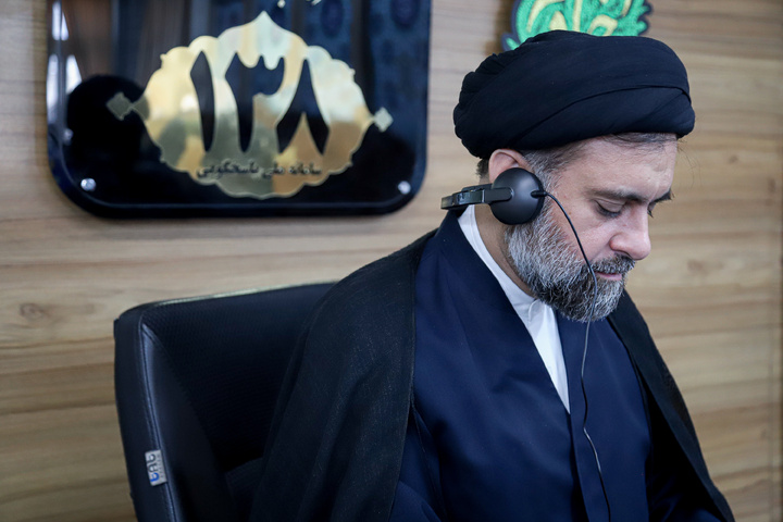پاسخگویی تلفنی مدیر مرکز قرآن کریم آستان قدس رضوی به مخاطبان سامانه ۱۳۸