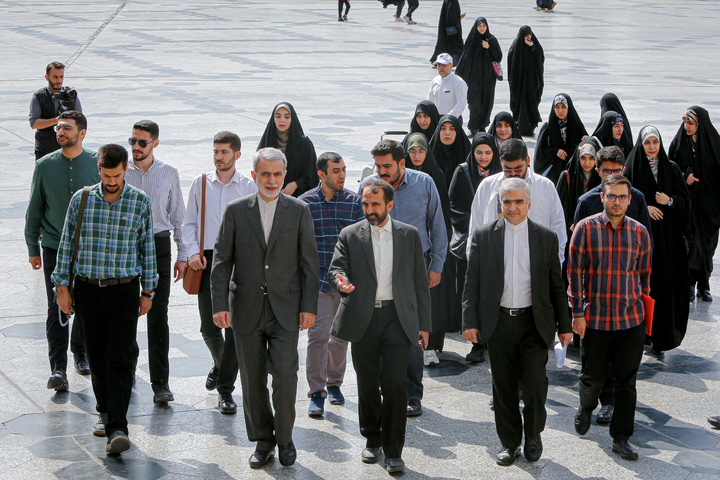 تشرف دانشجویان دانشکده روابط بین‌الملل وزارت امور خارجه به حرم مطهر رضوی