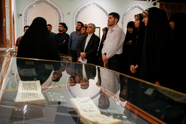 تشرف دانشجویان دانشکده روابط بین‌الملل وزارت امور خارجه به حرم مطهر رضوی