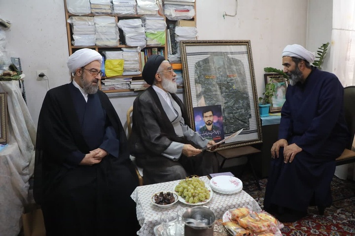 دیدار نماینده ولی فقیه در استان قم با خانواده شهید جنگ تحمیلی رمضان