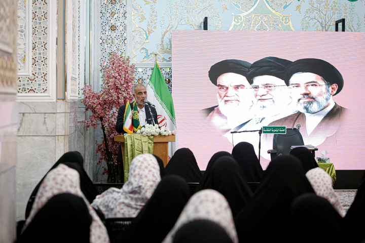 تشرف دانش‌آموزان عراقی به حرم مطهر رضوی