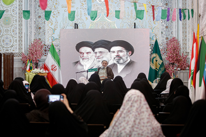 تشرف دانش‌آموزان عراقی به حرم مطهر رضوی