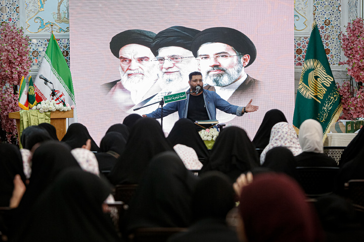 تشرف دانش‌آموزان عراقی به حرم مطهر رضوی