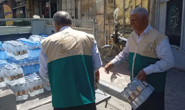 ارسال ۱۲۰۰ بطری آب به مناطق جنوب از سوی خادم‌یاران مبارکه