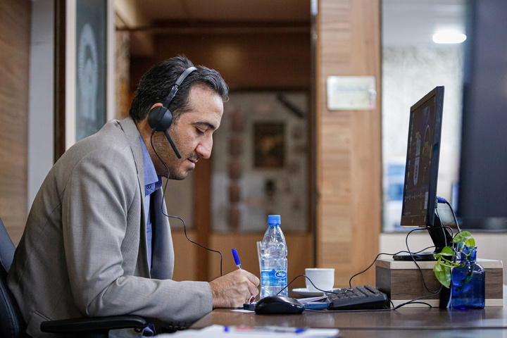 پاسخگویی تلفنی معاون بهره‌وری املاک و اراضی بنیاد رضوی به مخاطبان سامانه ۱۳۸