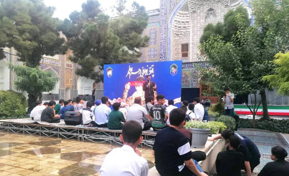 پاتوق تابستانی نوجوانی در مدرسه تاریخی میرزا جعفر حرم رضوی، زیارت را با روایت شهدا، هنر و فناوری‌های نوین پیوند زده است.