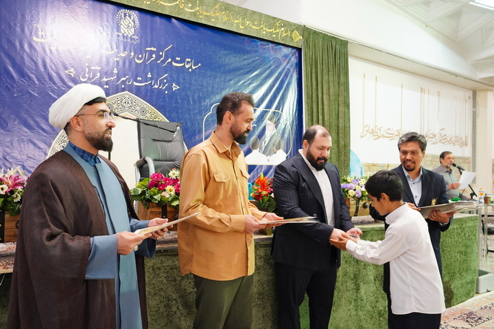 تجلیل از ۳۴ حافظ برگزیده قرآن کریم در حرم بانوی کرامت