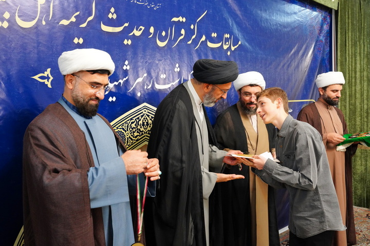 تجلیل از ۳۴ حافظ برگزیده قرآن کریم در حرم بانوی کرامت