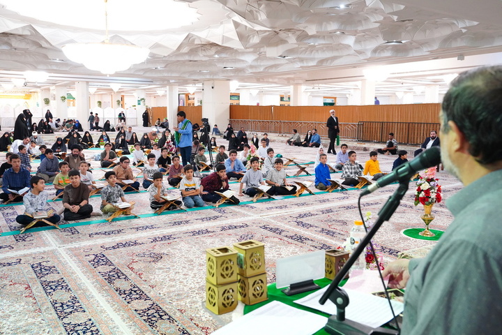تجلیل از ۳۴ حافظ برگزیده قرآن کریم در حرم بانوی کرامت