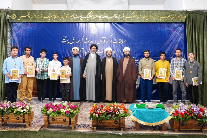 تجلیل از ۳۴ حافظ برگزیده قرآن کریم در حرم بانوی کرامت
