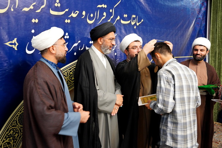 تجلیل از ۳۴ حافظ برگزیده قرآن کریم در حرم بانوی کرامت