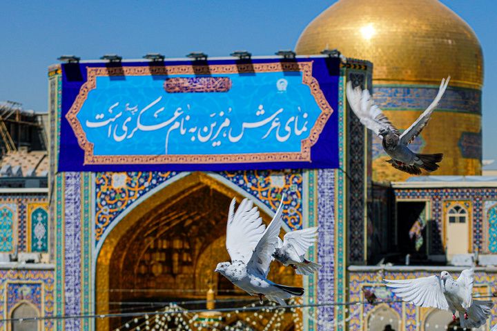 نصب کتیبه‌های ولادت‌ امام حسن عسکری علیه‌السلام در حرم مطهر رضوی