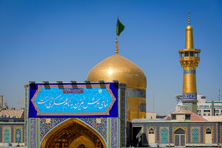نصب کتیبه‌های ولادت‌ امام حسن عسکری علیه‌السلام در حرم مطهر رضوی