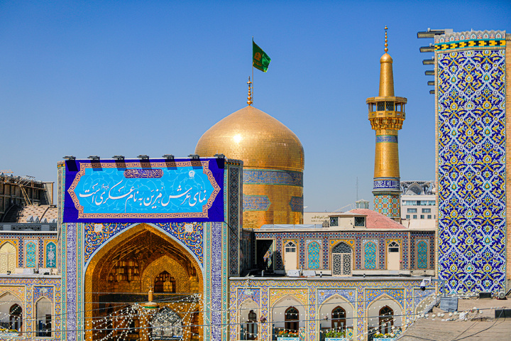 نصب کتیبه‌های ولادت‌ امام حسن عسکری علیه‌السلام در حرم مطهر رضوی