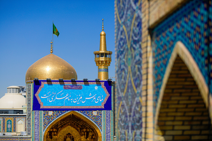 نصب کتیبه‌های ولادت‌ امام حسن عسکری علیه‌السلام در حرم مطهر رضوی