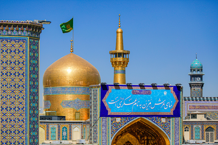 نصب کتیبه‌های ولادت‌ امام حسن عسکری علیه‌السلام در حرم مطهر رضوی