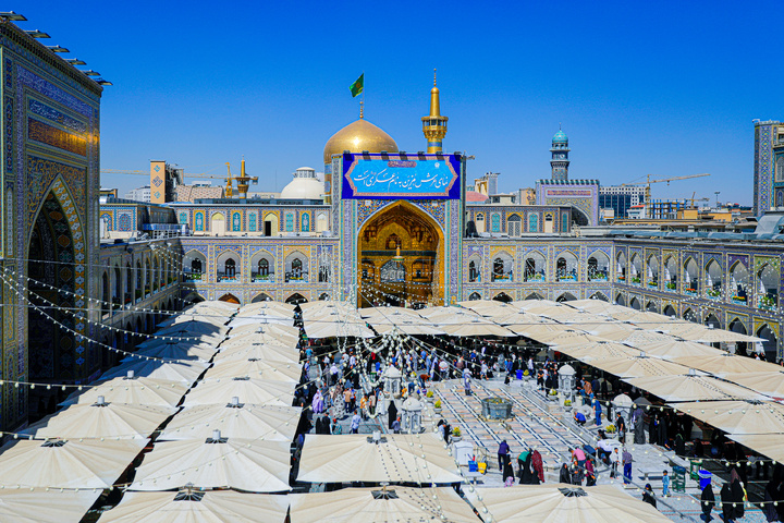 نصب کتیبه‌های ولادت‌ امام حسن عسکری علیه‌السلام در حرم مطهر رضوی
