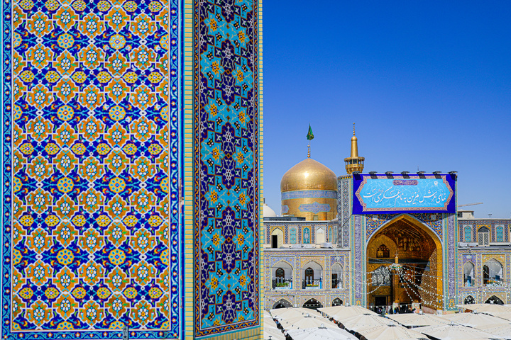 نصب کتیبه‌های ولادت‌ امام حسن عسکری علیه‌السلام در حرم مطهر رضوی