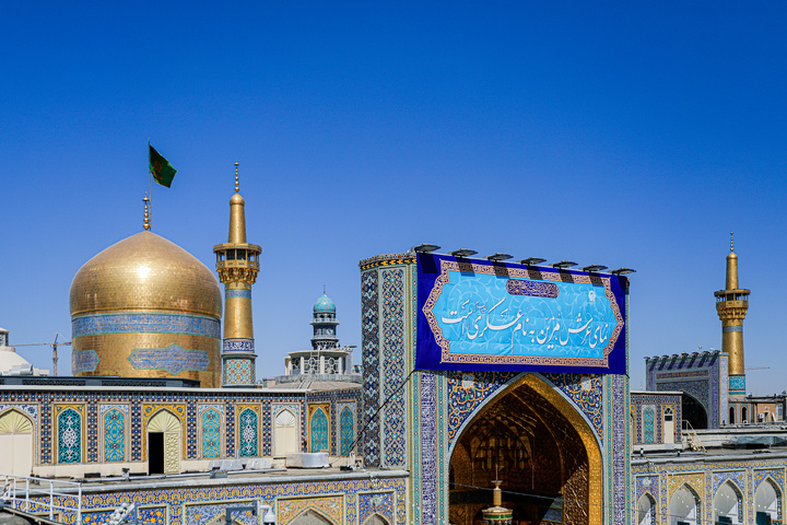 نصب کتیبه‌های ولادت‌ امام حسن عسکری علیه‌السلام در حرم مطهر رضوی