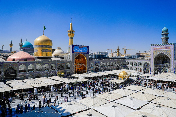 نصب کتیبه‌های ولادت‌ امام حسن عسکری علیه‌السلام در حرم مطهر رضوی