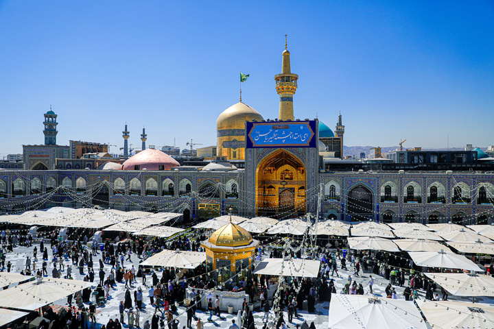 نصب کتیبه‌های ولادت‌ امام حسن عسکری علیه‌السلام در حرم مطهر رضوی